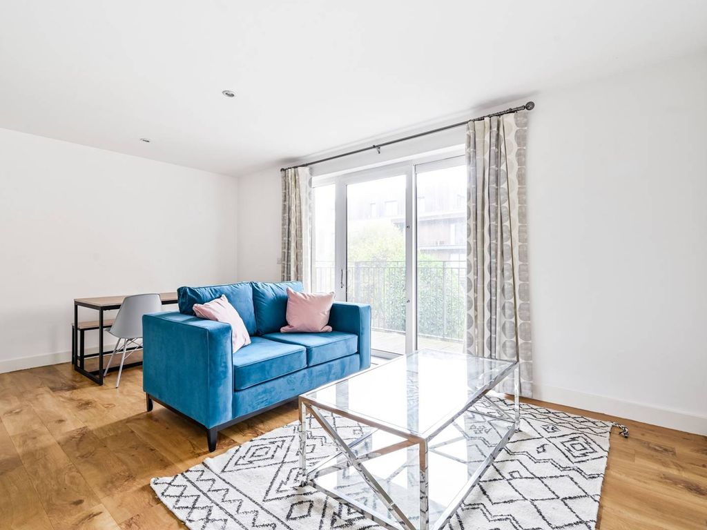 3 bed flat for sale in Meadowside, Kidbrooke, London SE9, £450,000
