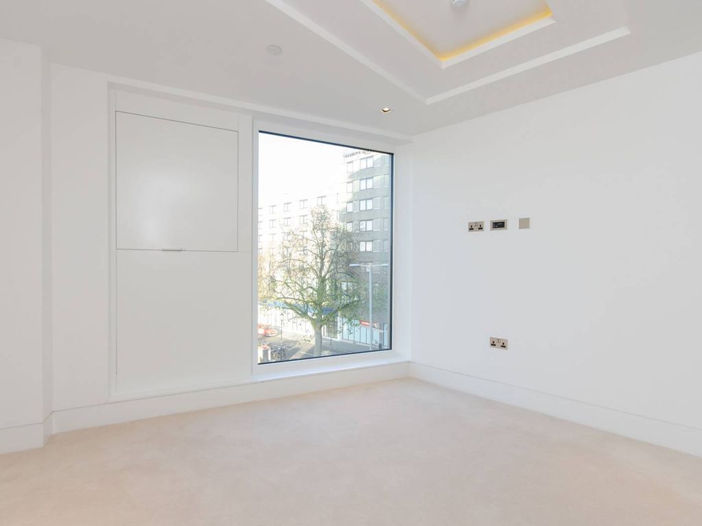 2 bed flat to rent in Kensington High Street, High Street Kensington, London W14, £5,200 pcm