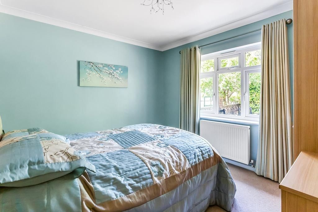 4 bed property for sale in Cannonside, Fetcham KT22, £750,000