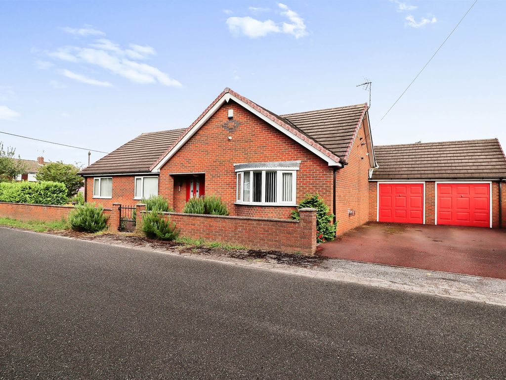 4 bed detached bungalow for sale in Churchill Avenue, Hatfield, Doncaster DN7, £370,000