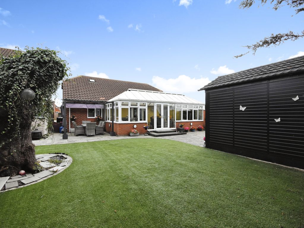 3 bed bungalow for sale in Denham Vale, Rayleigh, Essex SS6, £575,000