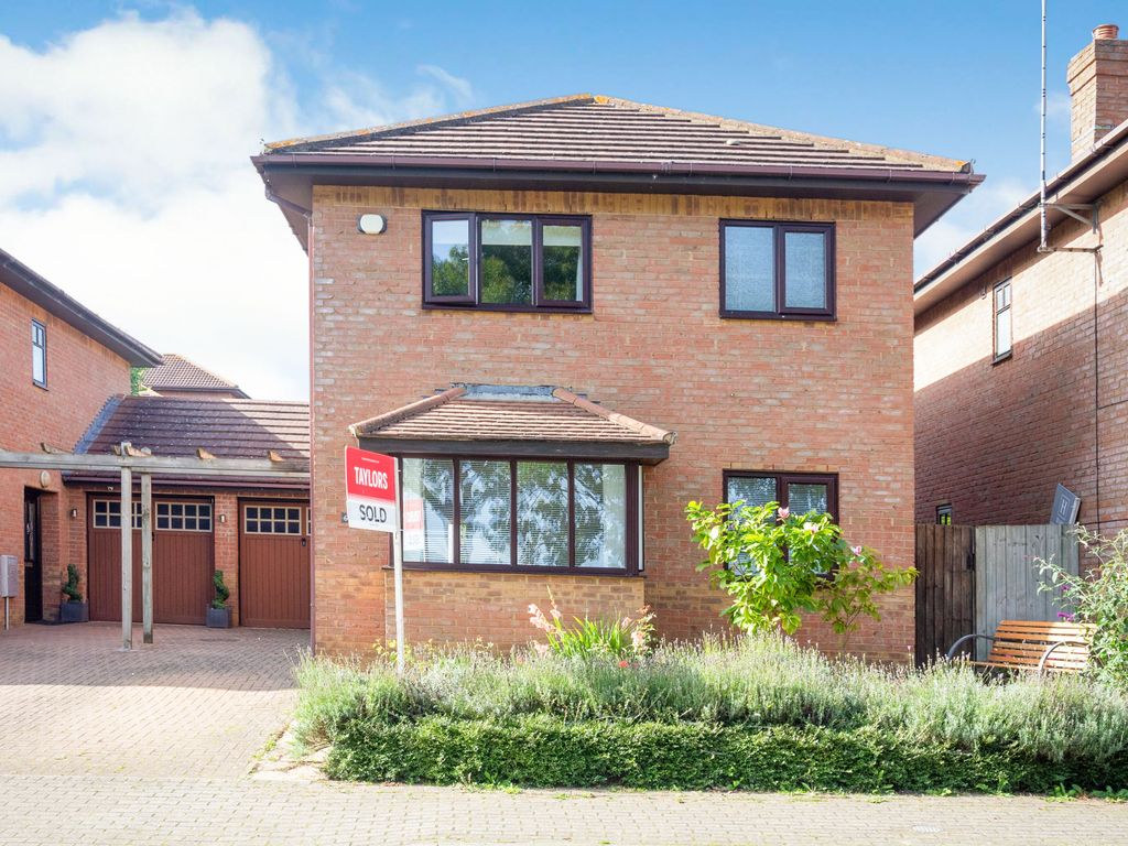 3 bed detached house for sale in Garthwaite Crescent, Shenley Brook End, Milton Keynes, Buckinghamshire MK5, £450,000
