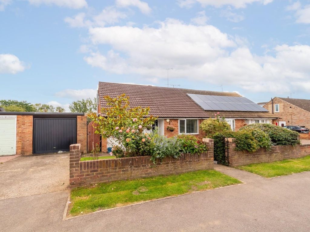 4 bed detached bungalow for sale in Brook Street, Leighton Buzzard LU7, £450,000