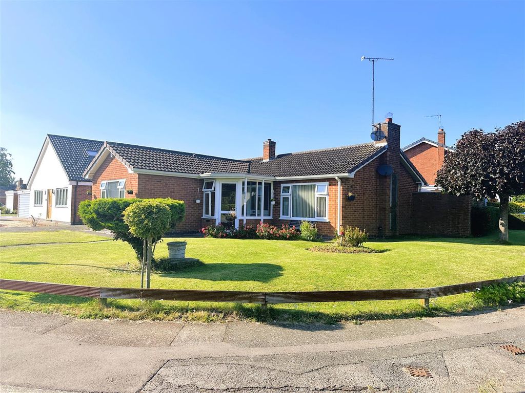 3 bed detached bungalow for sale in Fairford Avenue, Evington, Leicester LE5, £360,000