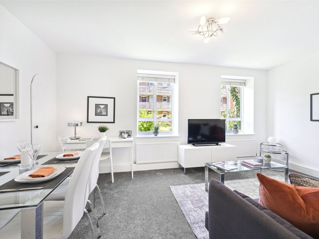 2 bed flat for sale in St. Albans Avenue, Chiswick, London W4, £450,000