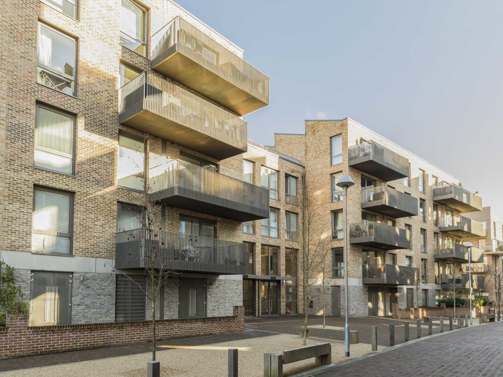 1 bed flat for sale in Durham Wharf Drive, Brentford TW8, £385,000