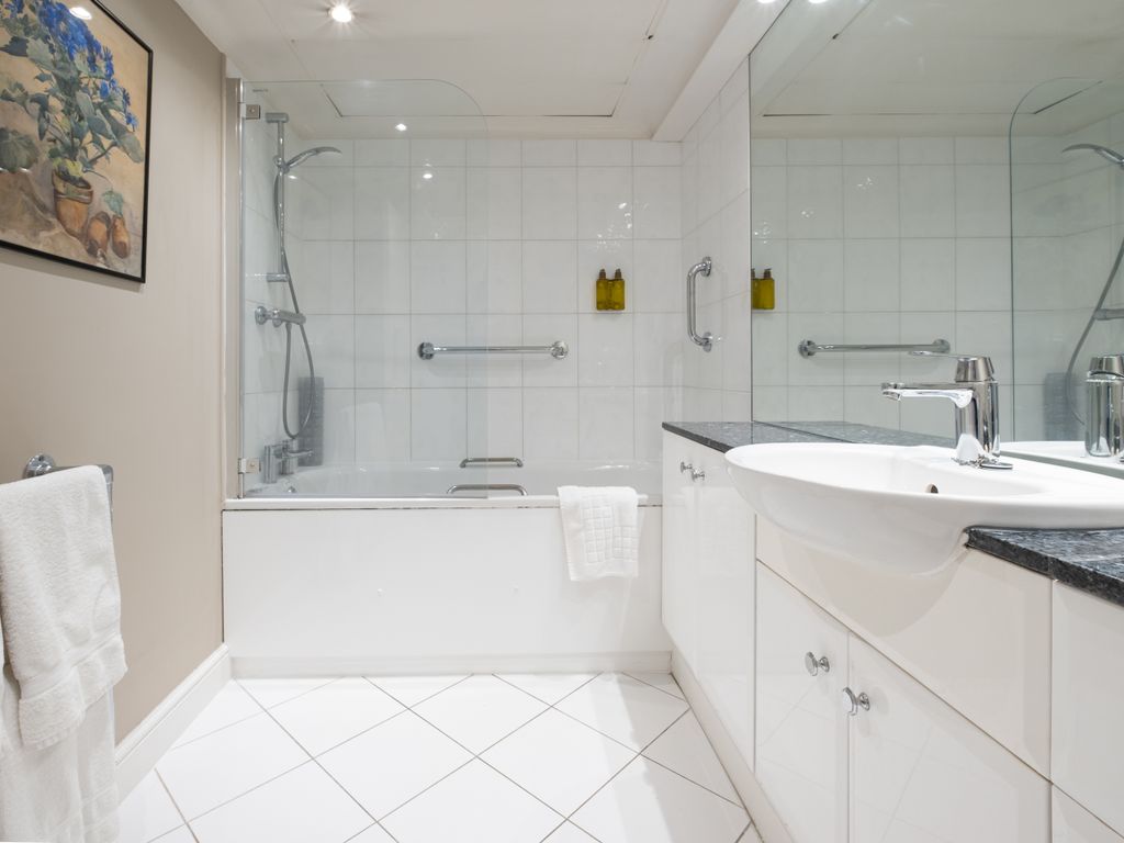 1 bed flat for sale in Hertford Street, London W1J, £1,595,000