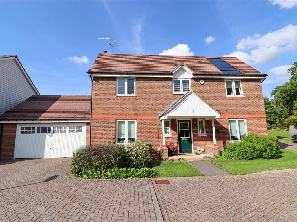 4 bed detached house for sale in Kukri Gardens, Church Crookham, Fleet GU52, £800,000