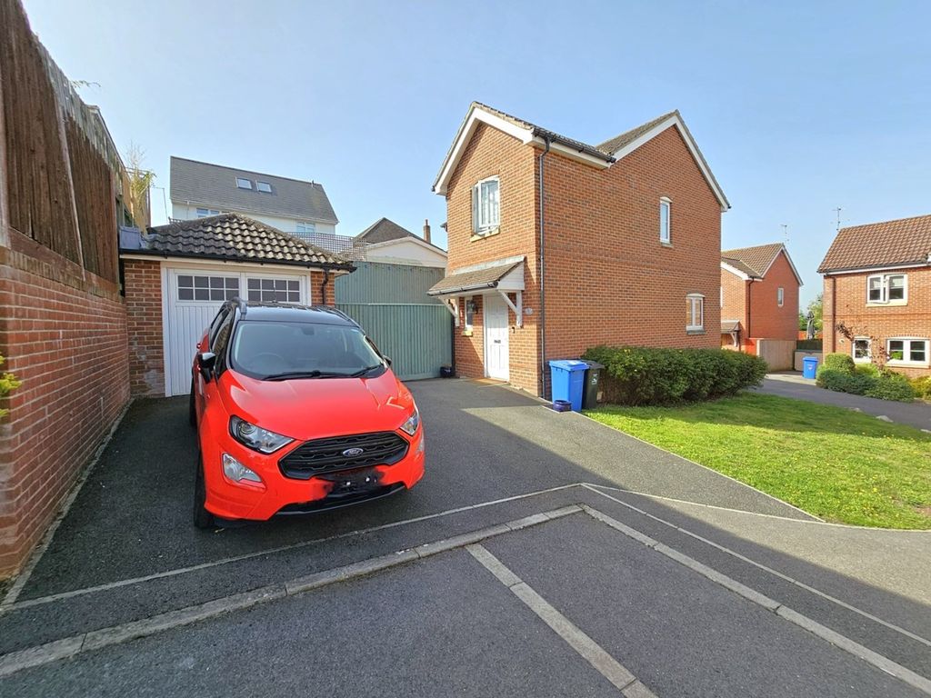 3 bed detached house for sale in Wellow Gardens, Oakdale, Poole BH15, £450,000