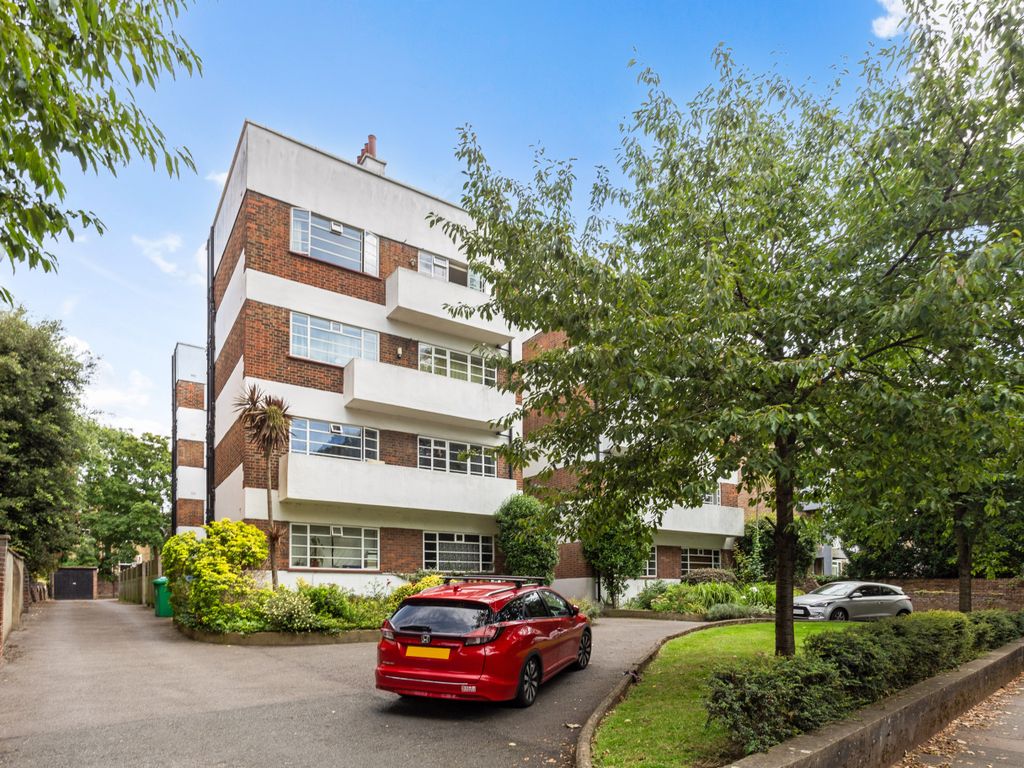 2 bed flat for sale in Claremont Road, Surbiton KT6, £470,000