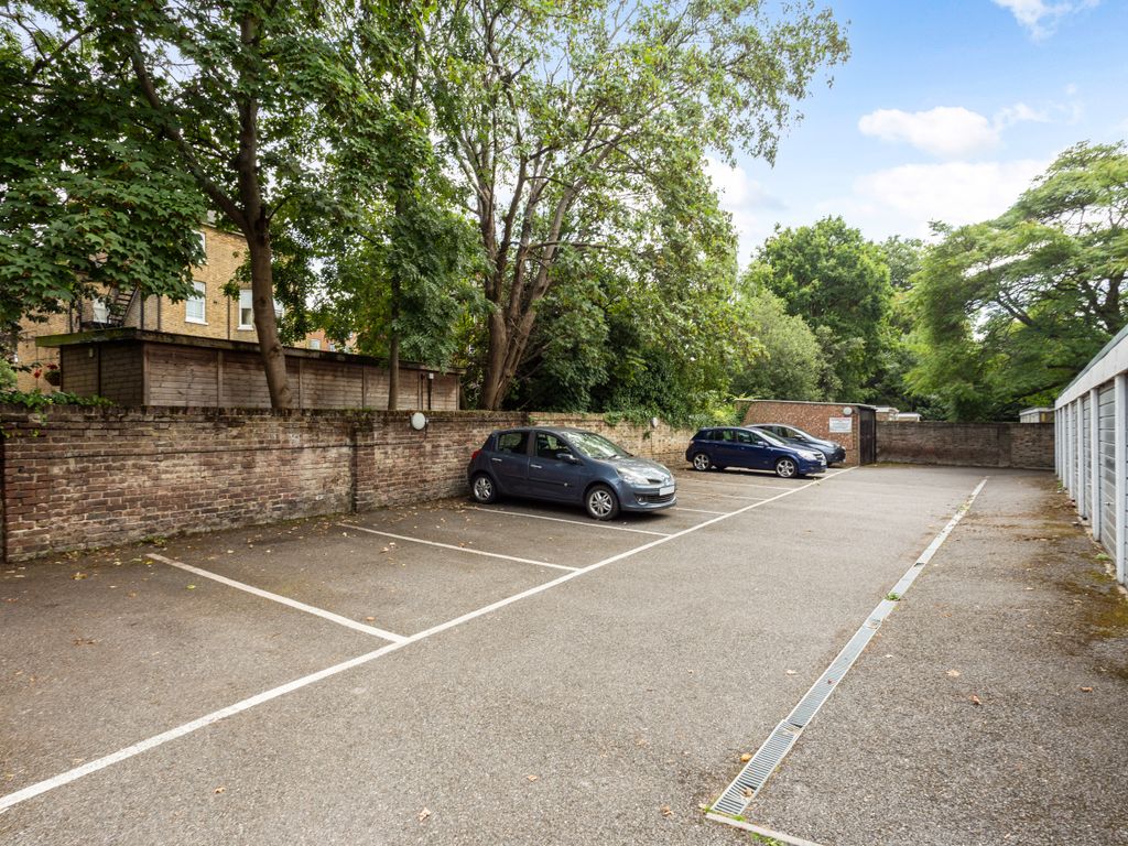 2 bed flat for sale in Claremont Road, Surbiton KT6, £470,000