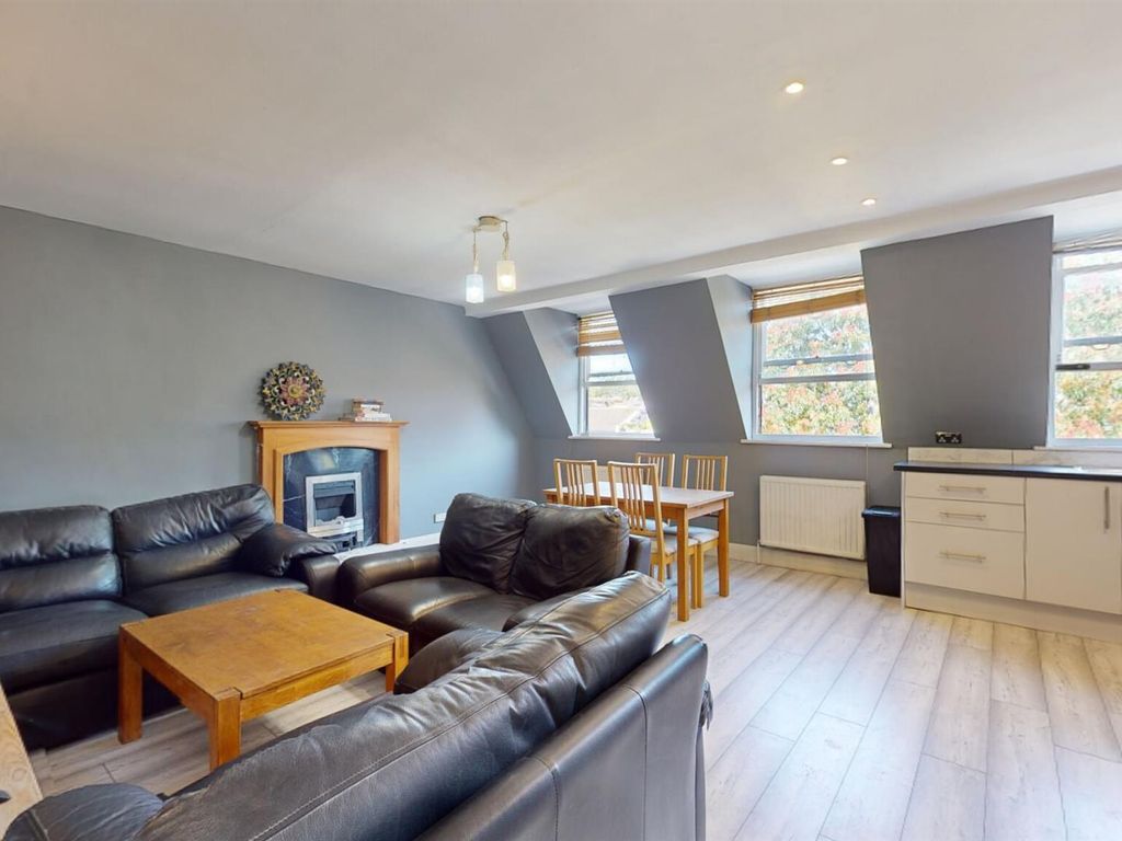 2 bed flat for sale in Elsham Road, London W14, £749,950