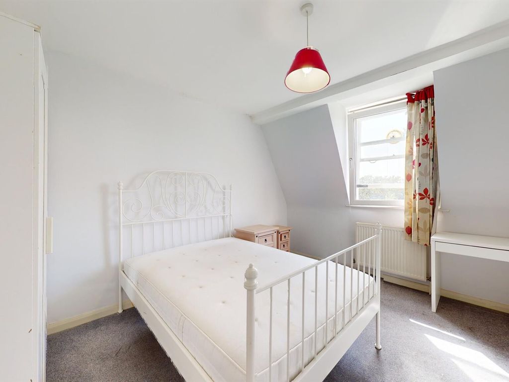 2 bed flat for sale in Elsham Road, London W14, £749,950