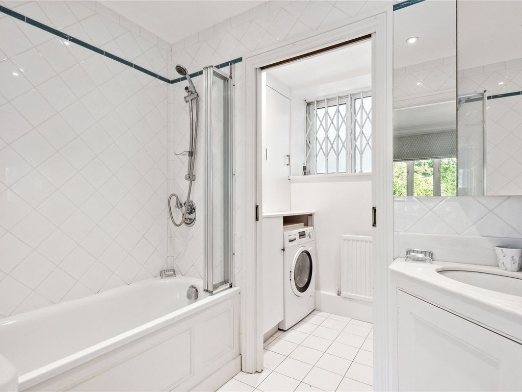 2 bed flat for sale in Lucan Place, London SW3, £1,100,000