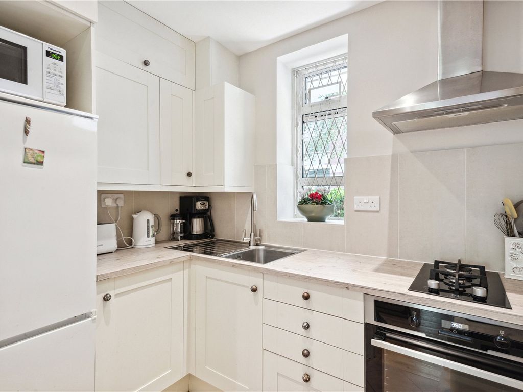 2 bed flat for sale in Lucan Place, London SW3, £1,100,000