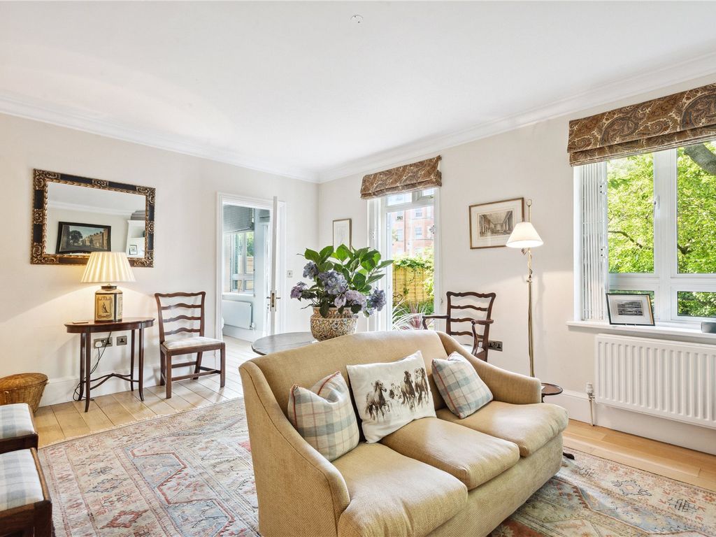 2 bed flat for sale in Lucan Place, London SW3, £1,100,000