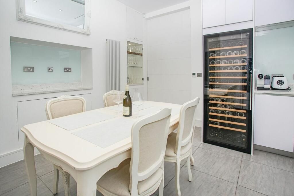 2 bed flat for sale in Barkston Gardens, London SW5, £1,250,000