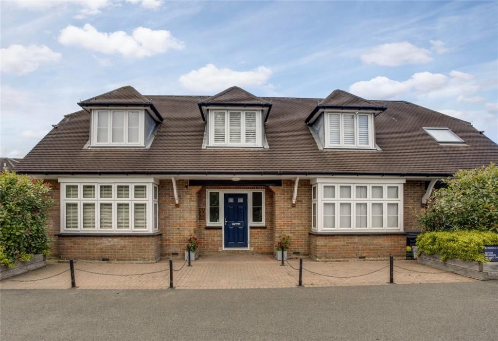 1 bed flat for sale in Woodside Close, Amersham HP6, £350,000