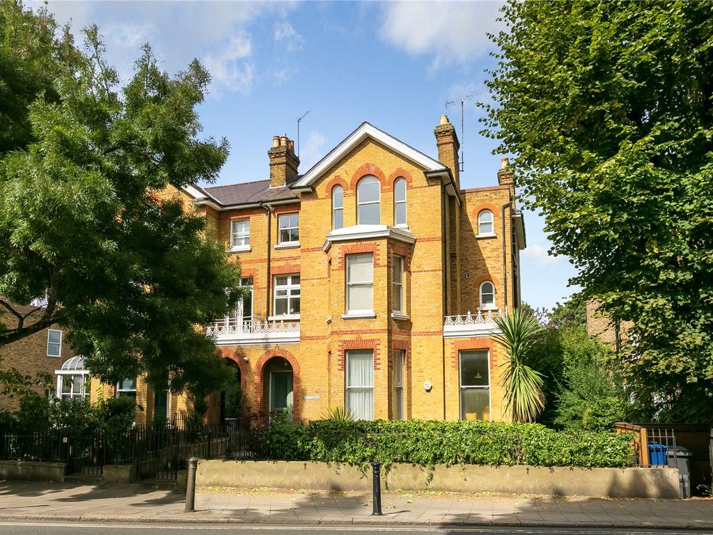 2 bed flat for sale in Sheen Road, Richmond TW9, £800,000
