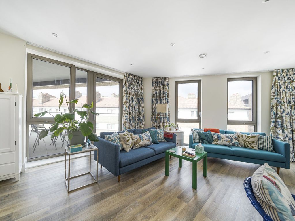 2 bed flat for sale in The Grange, London SE1, £715,000