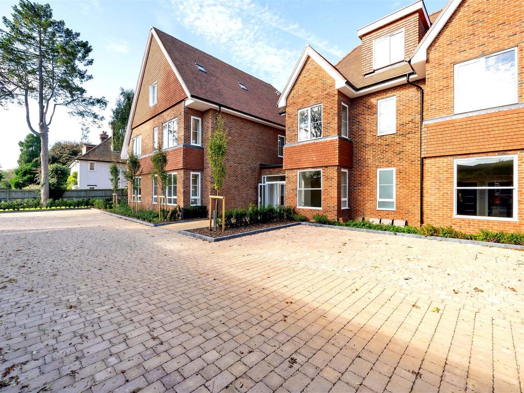 New home, 2 bed flat for sale in Furze Hill, Kingswood, Tadworth KT20, £865,000