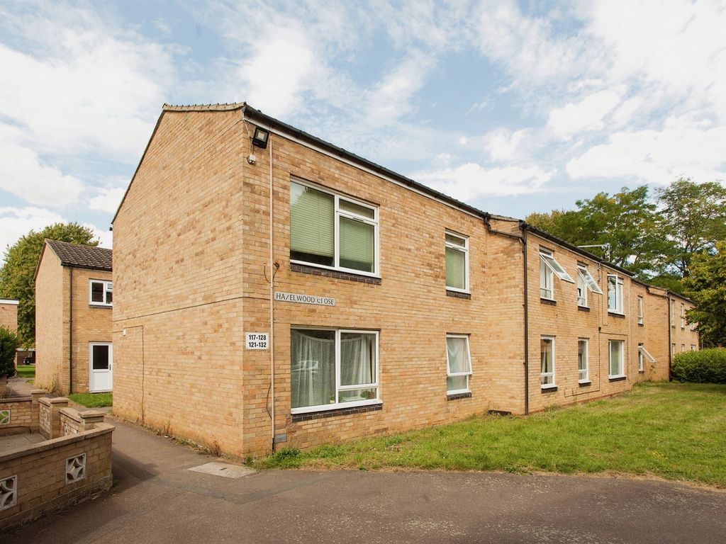 2 bed flat for sale in Hazelwood Close, Cambridge CB4, £210,000