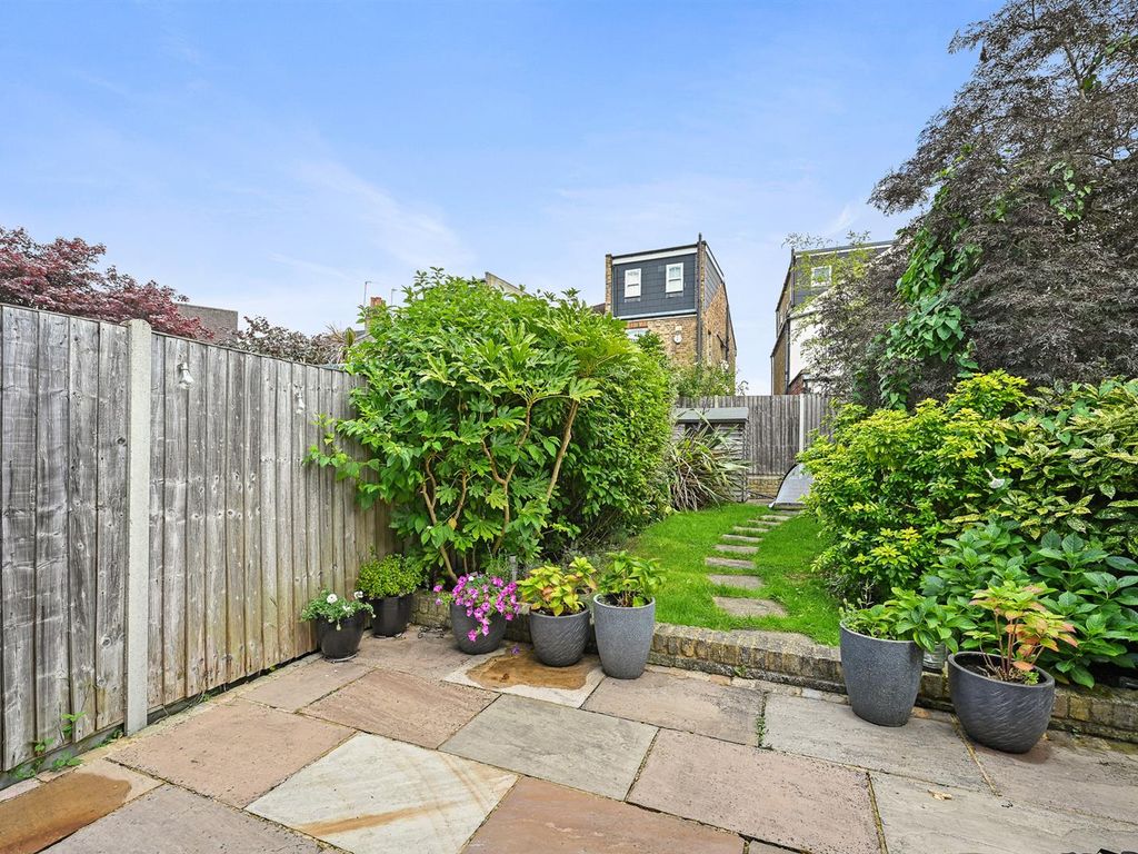 3 bed property for sale in Willoughby Road, Kingston Upon Thames KT2, £895,000