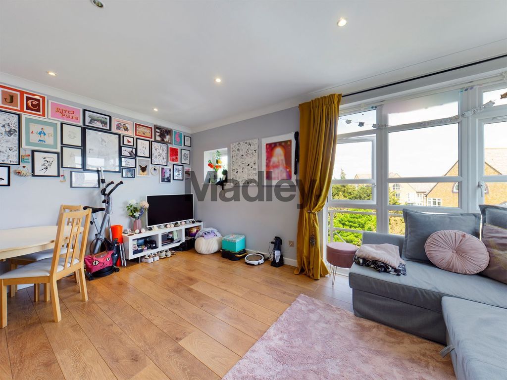 1 bed flat for sale in Eleanor Close, London SE16, £375,000