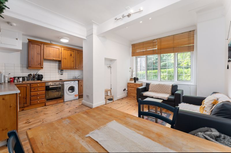 3 bed flat for sale in Archway Road, Highgate, London N6, £575,000