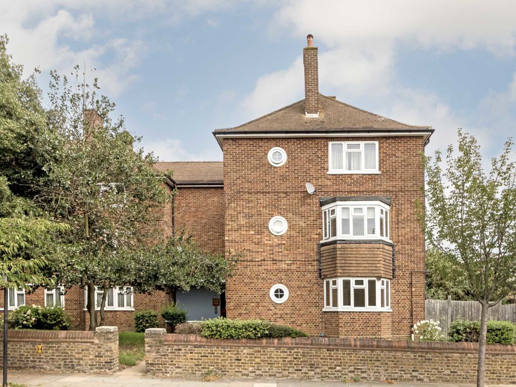 2 bed flat for sale in Creswick Road, London W3, £360,000