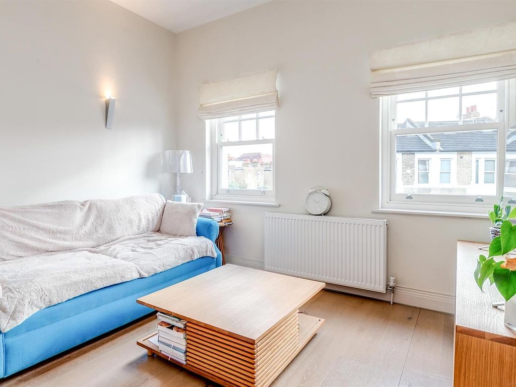 1 bed flat for sale in Fulham Road, London SW6, £500,000