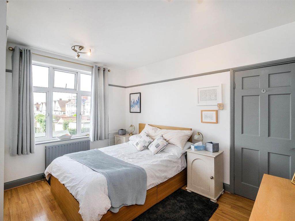 4 bed property for sale in Middleton Avenue, London E4, £650,000