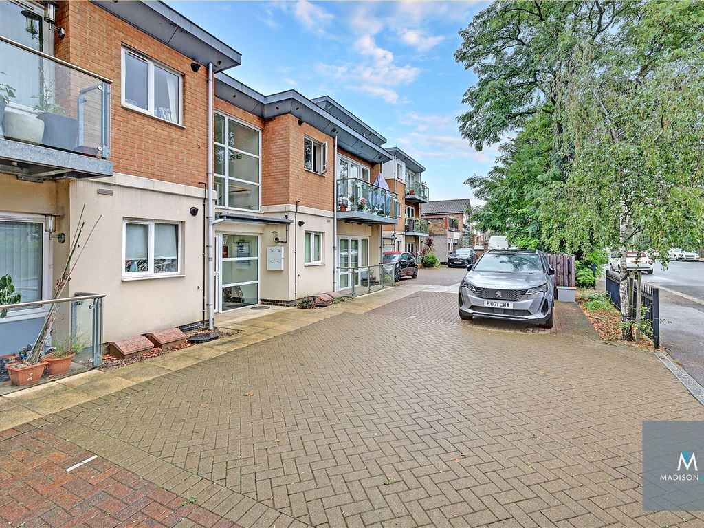 2 bed flat for sale in Cranbrook Road, Ilford, Greater London IG6, £375,000