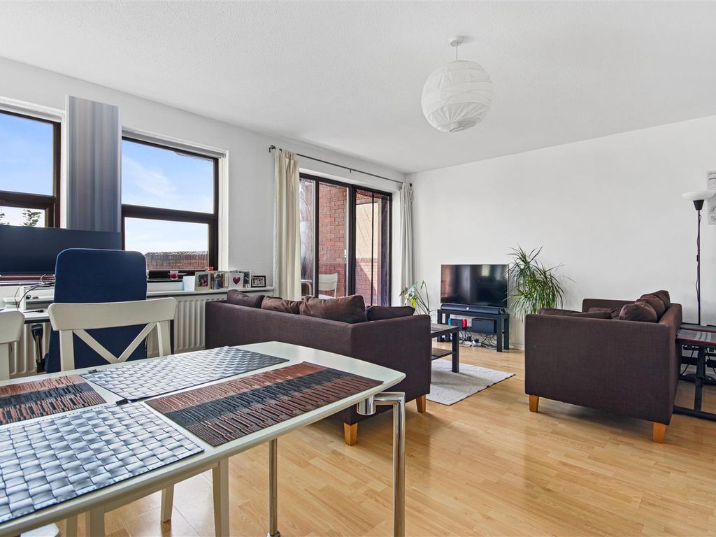 1 bed flat for sale in The Broadway, London SW19, £345,000