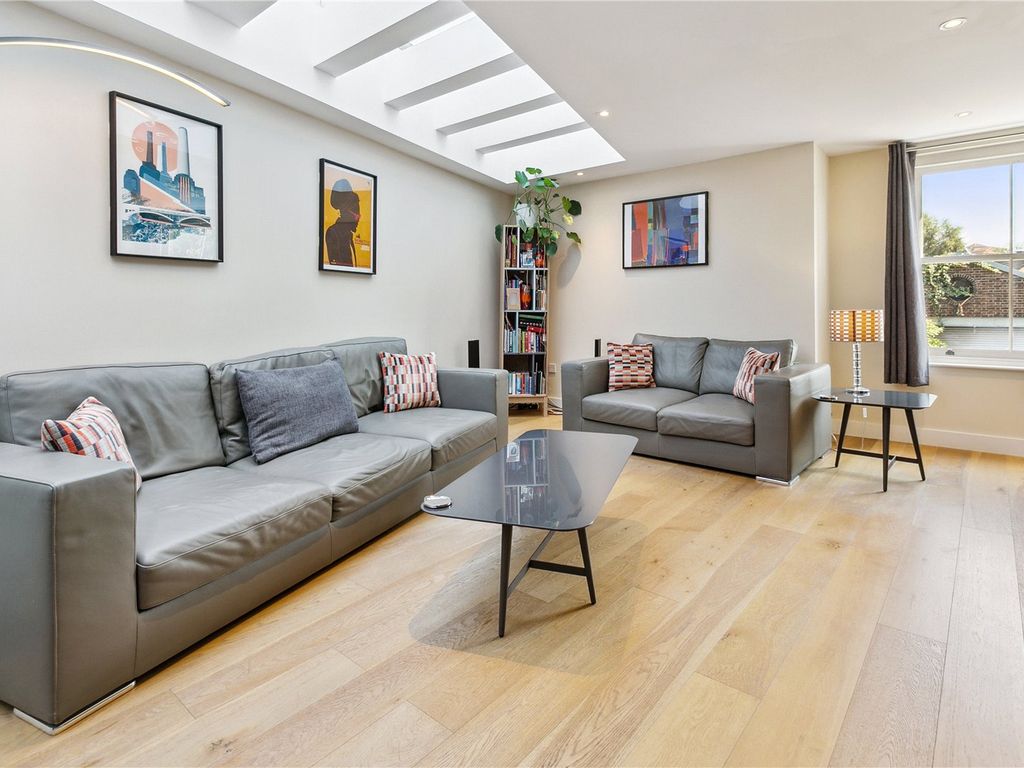 2 bed flat for sale in Southville, London SW8, £635,000