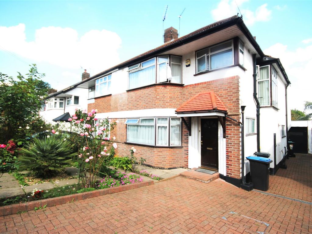 3 bed property for sale in Farmleigh, Southgate N14, £665,000