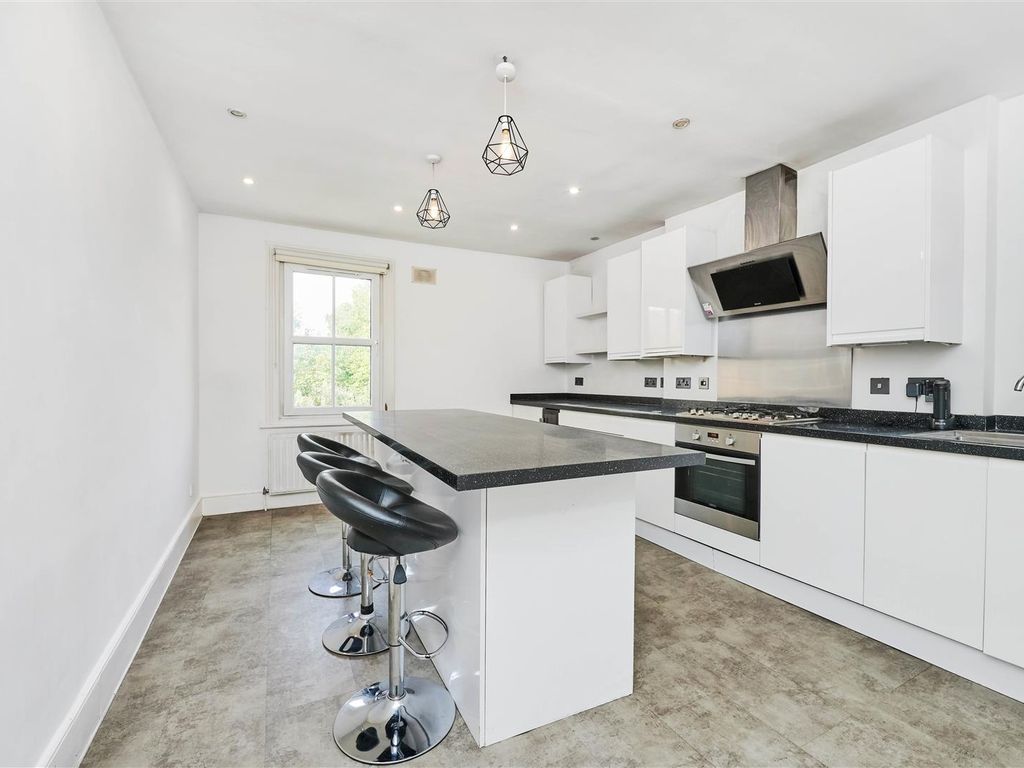 2 bed flat for sale in Kingston Road, London SW20, £475,000