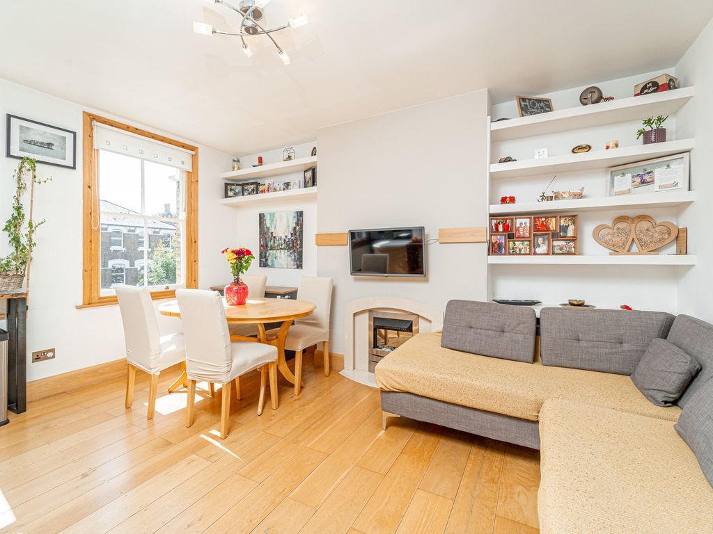 3 bed flat for sale in Ashley Road, London N19, £575,000