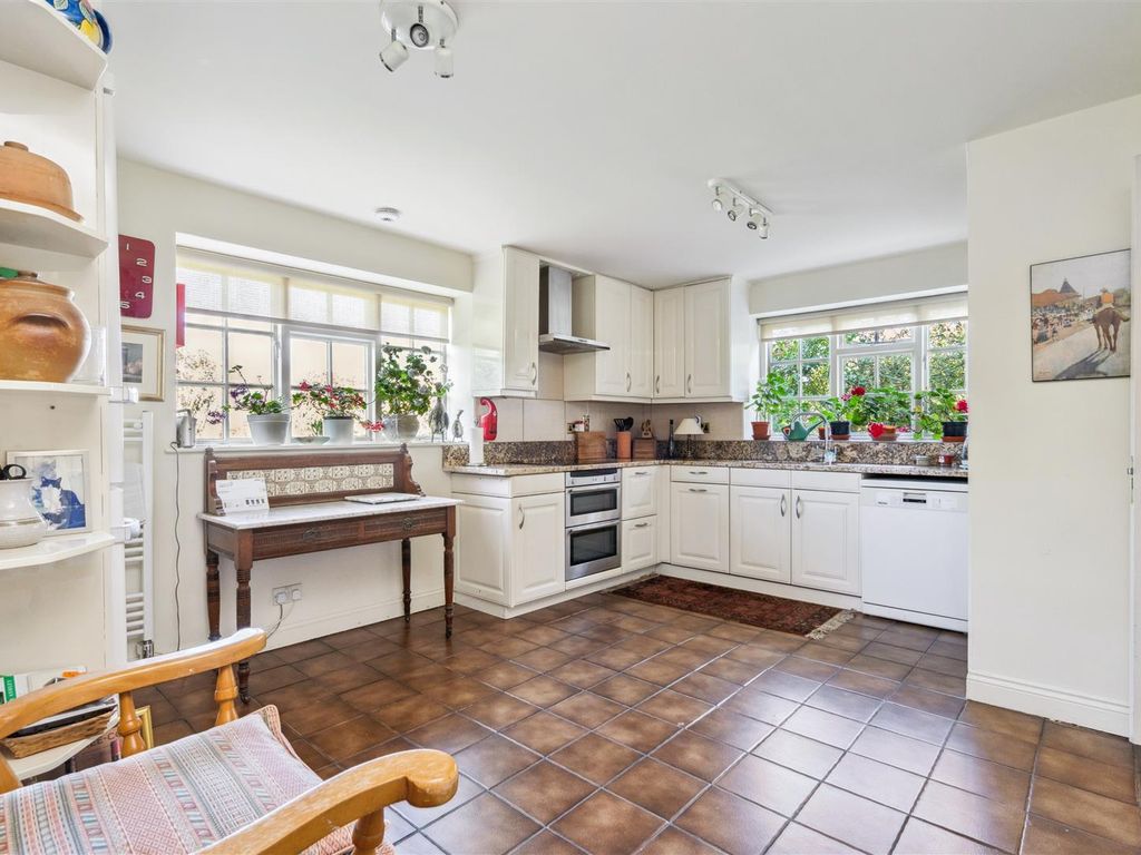 3 bed property for sale in Filgrave, Newport Pagnell MK16, £650,000