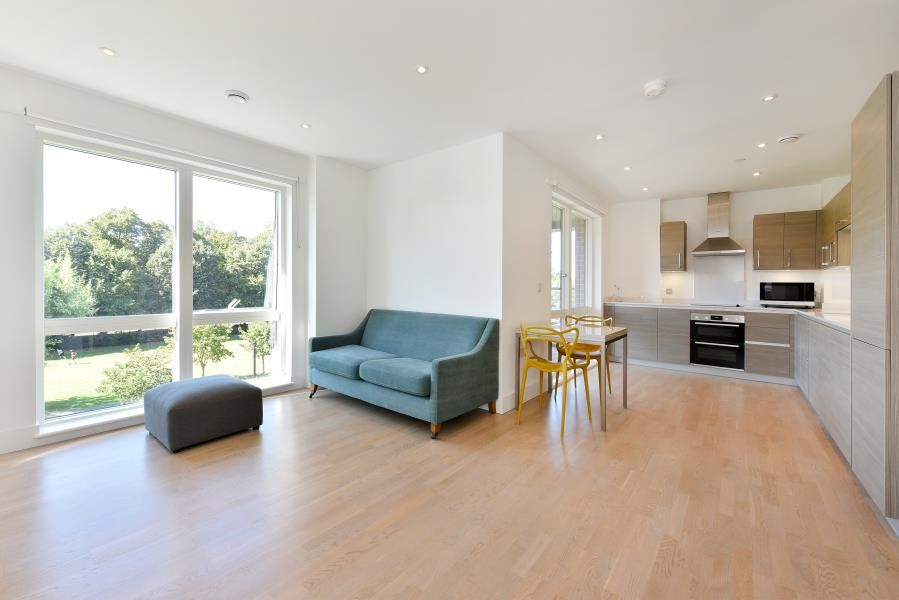 2 bed flat for sale in Aston Street, London E14, £475,000