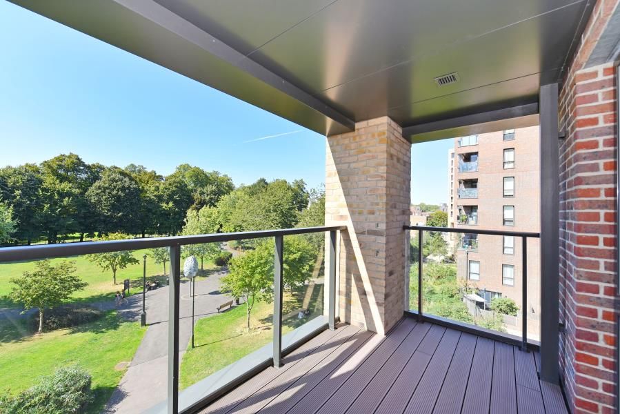 2 bed flat for sale in Aston Street, London E14, £475,000