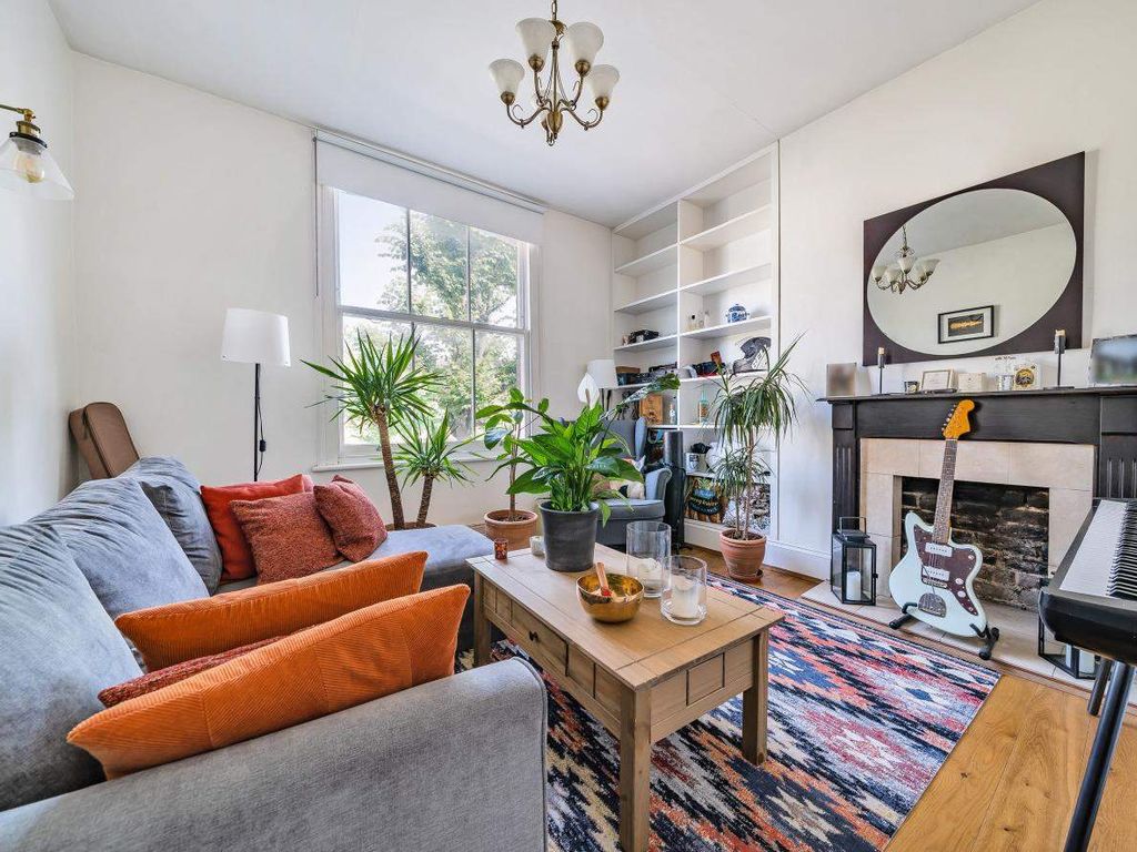 1 bed flat for sale in Coningham Road, London W12, £400,000