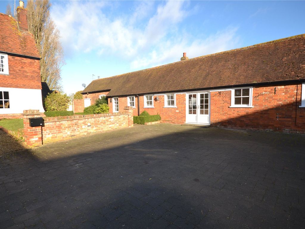 2 bed bungalow to rent in Annexe To Barnston House Farm, High Roding CM6, £1,200 pcm