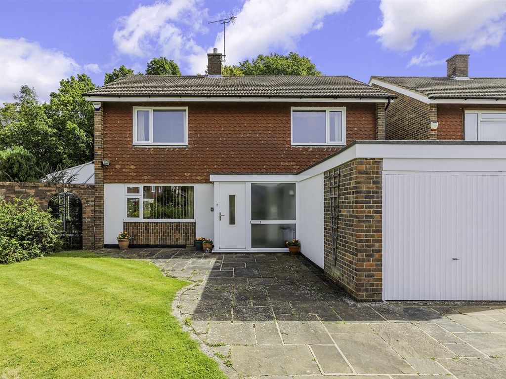 4 bed detached house for sale in Woodgavil, Banstead SM7, £785,000
