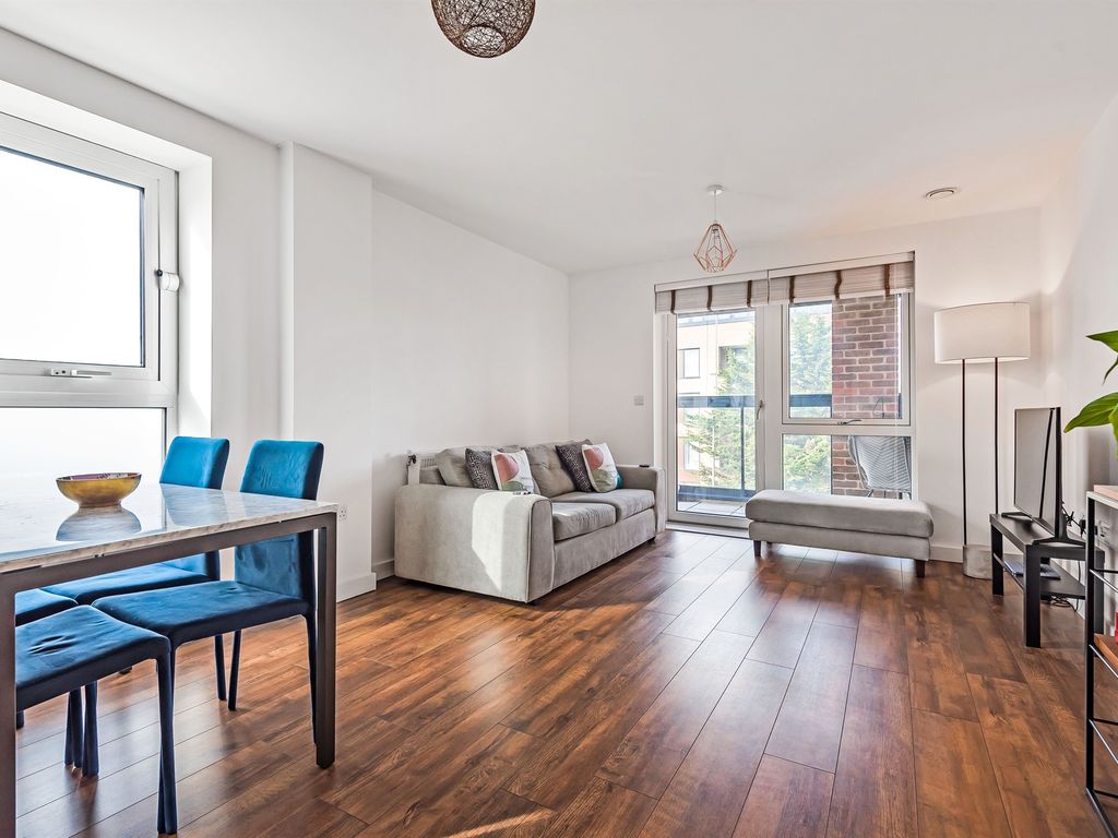 1 bed flat for sale in High Road, London N20, £375,000