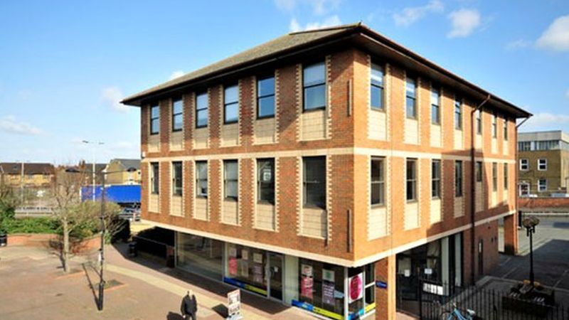 Office to let in High Street, Waltham Cross EN8, £30,000 pa