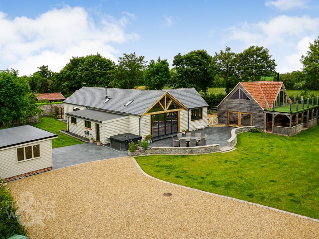 3 bed barn conversion for sale in Reading Green, Hoxne, Eye IP21, £800,000