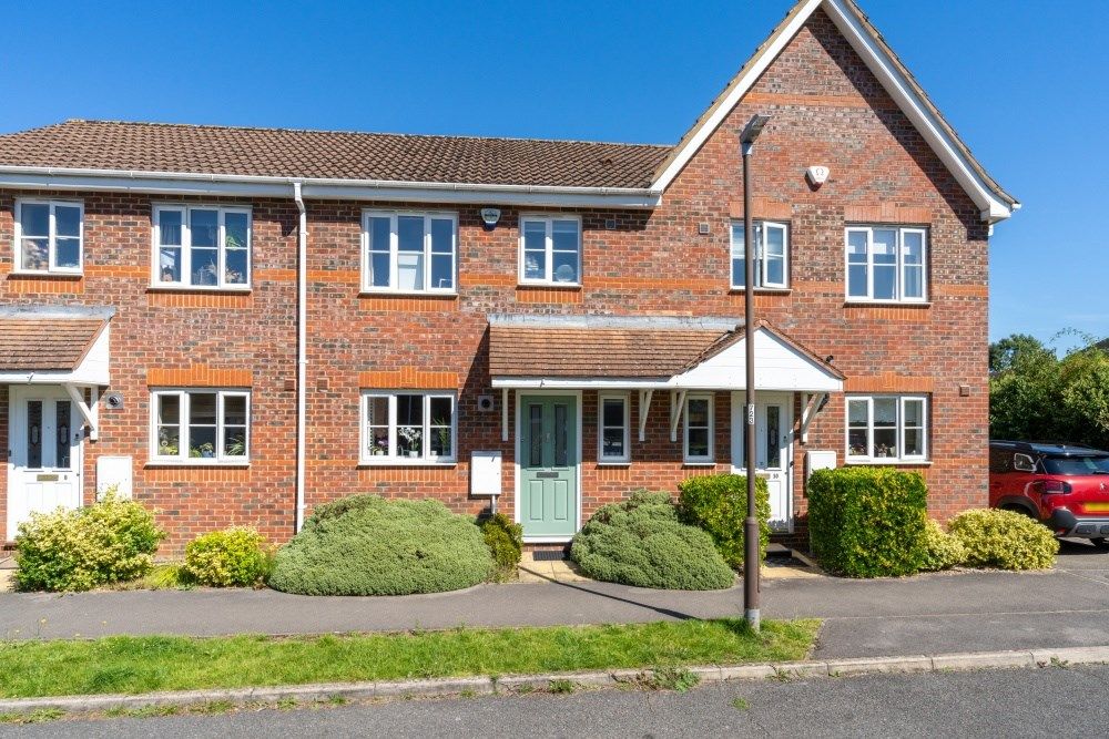 2 bed terraced house for sale in Salisbury Close, Amersham HP7, £550,000