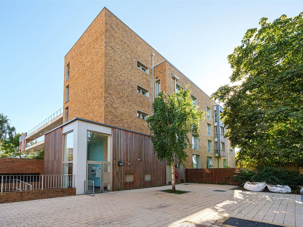 3 bed flat for sale in Kidwells Close, Maidenhead SL6, £350,000