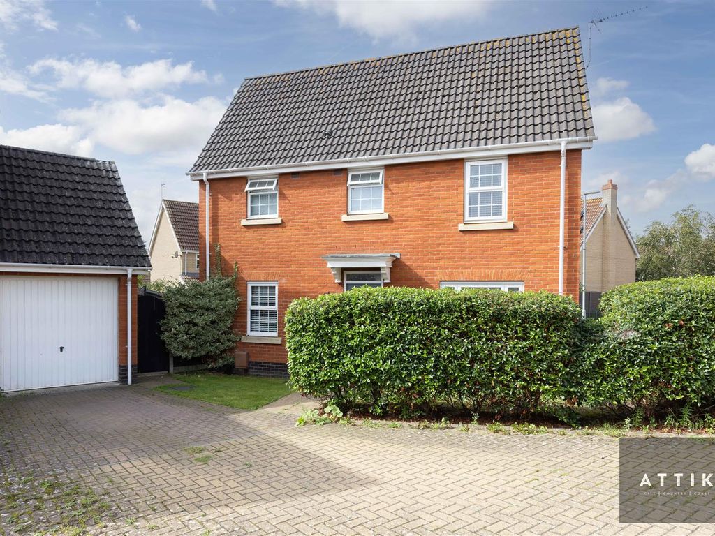 5 bed detached house for sale in Ensign Way, Diss IP22, £375,000